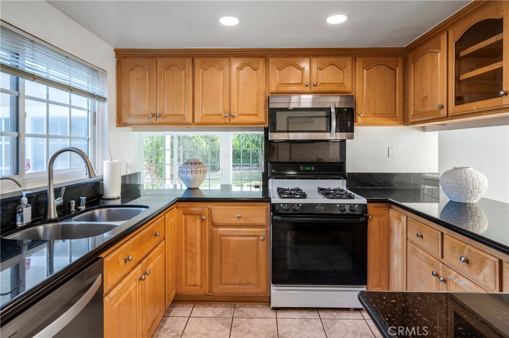 7441 Irwingrove Drive Property Photo 7
