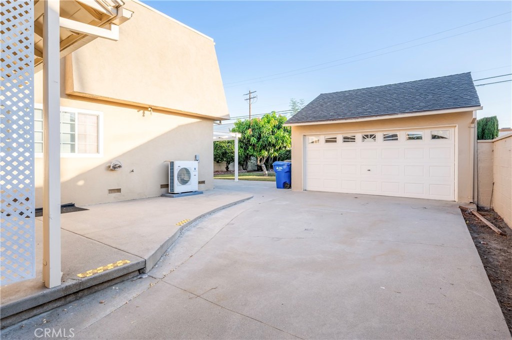 7441 Irwingrove Drive Property Photo 22