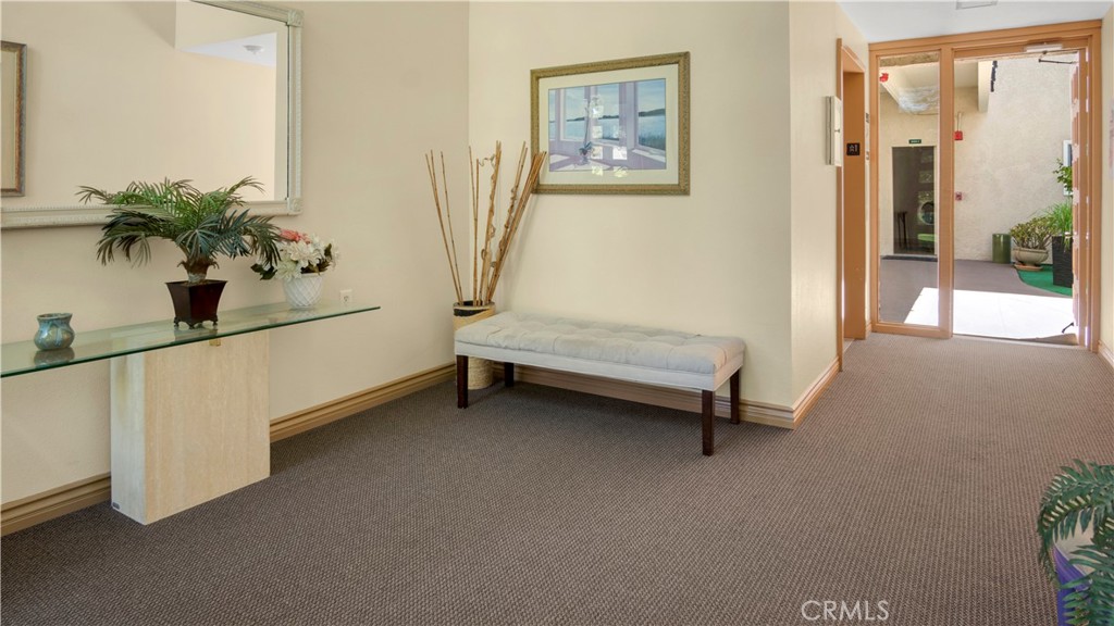2401 Via Mariposa W 2a Property Photo 4