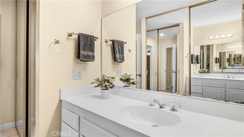 2401 Via Mariposa W 2a Property Photo 28