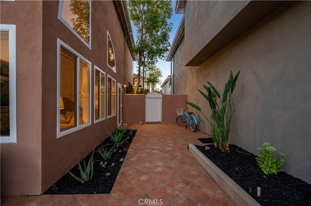 208 Calabria Court Property Photo 43