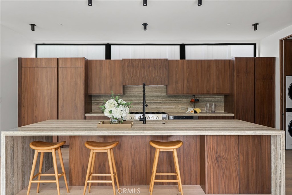 400 Heliotrope Property Photo 14