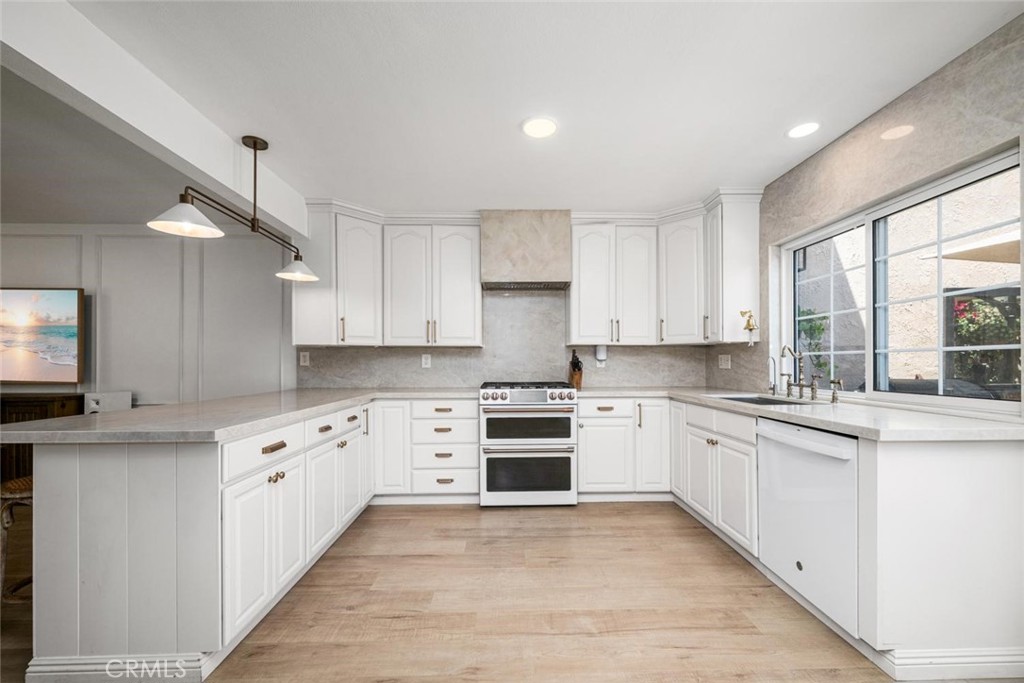 10942 Pebble Court Property Photo 6