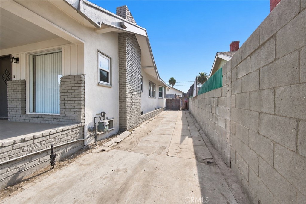 5032 S Wilton Place Property Photo 3