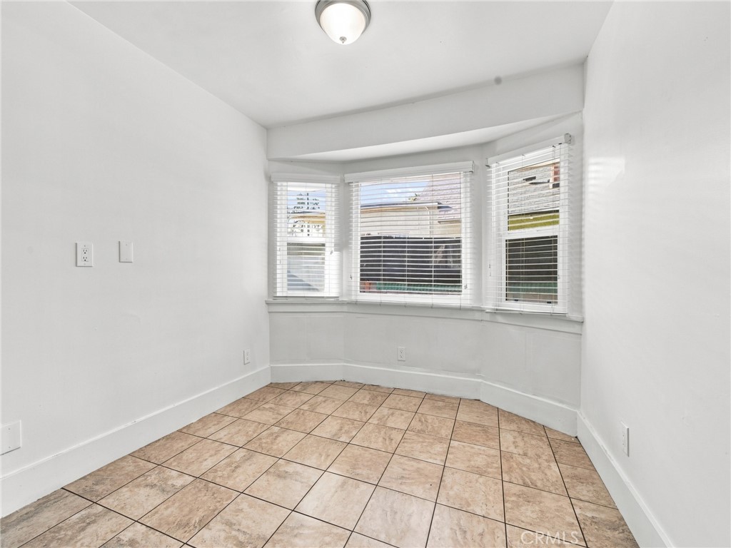 5032 S Wilton Place Property Photo 9