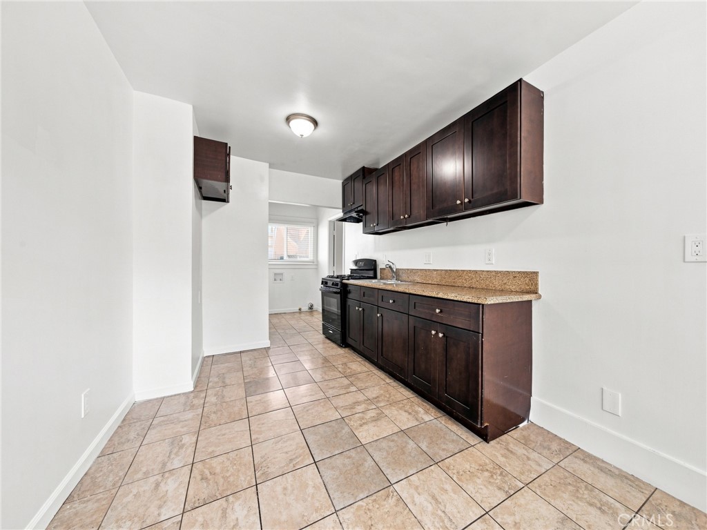 5032 S Wilton Place Property Photo 10