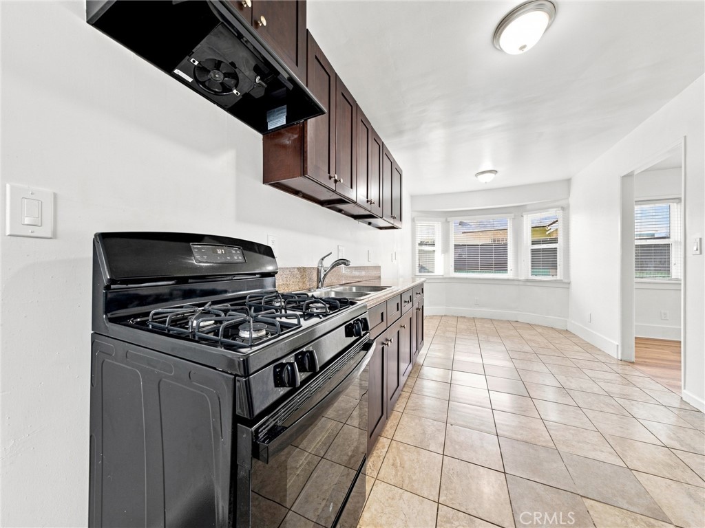 5032 S Wilton Place Property Photo 11