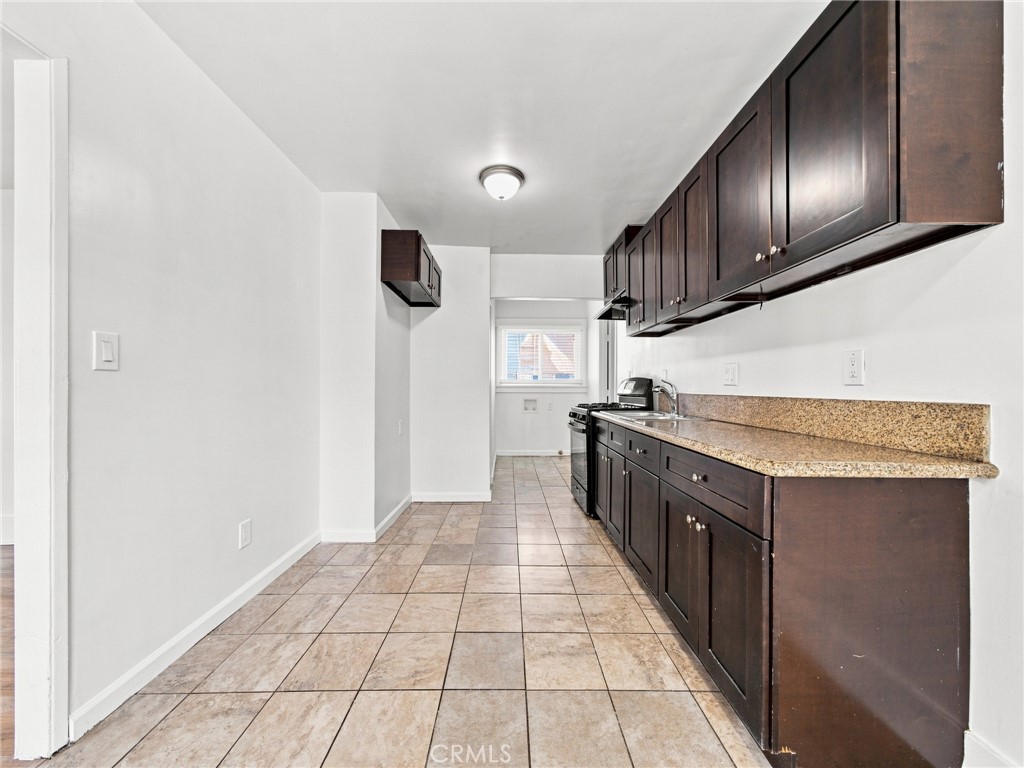 5032 S Wilton Place Property Photo 12