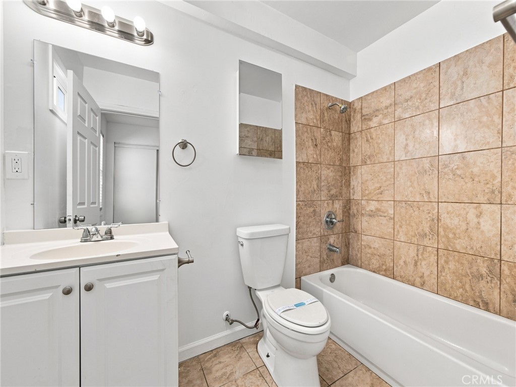 5032 S Wilton Place Property Photo 15