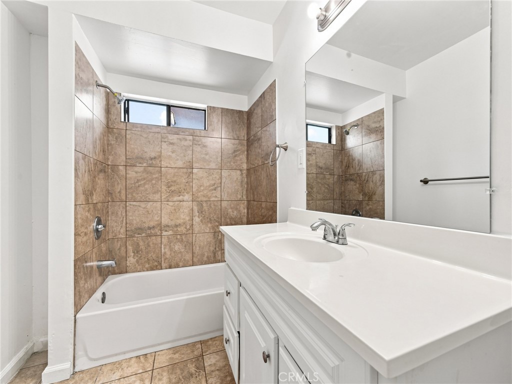 5032 S Wilton Place Property Photo 20