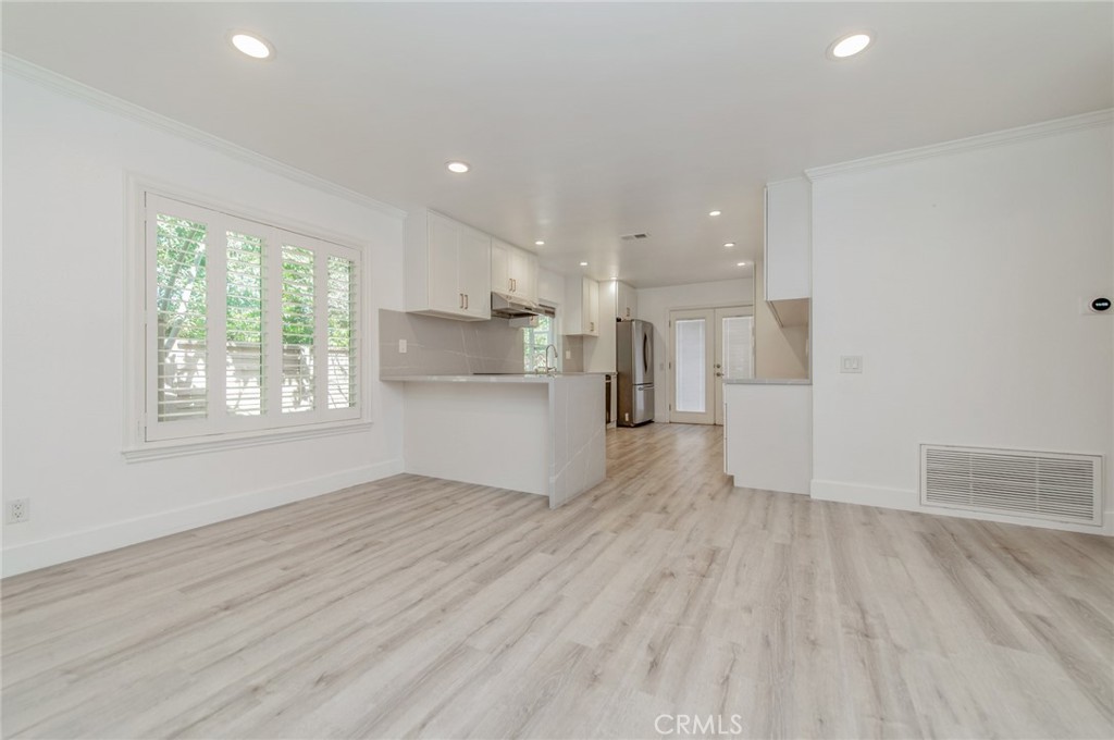 38 Cresthaven Property Photo 5