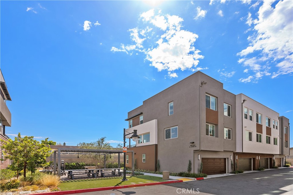 651 S Lyon Street Property Photo