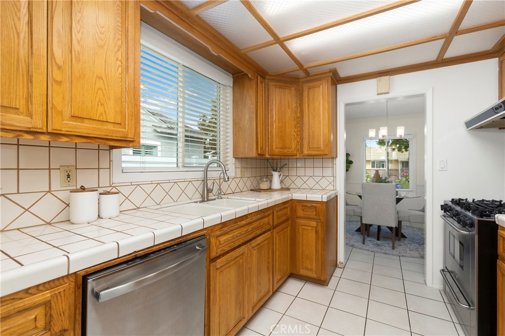 2842 Silva Street Property Photo 14