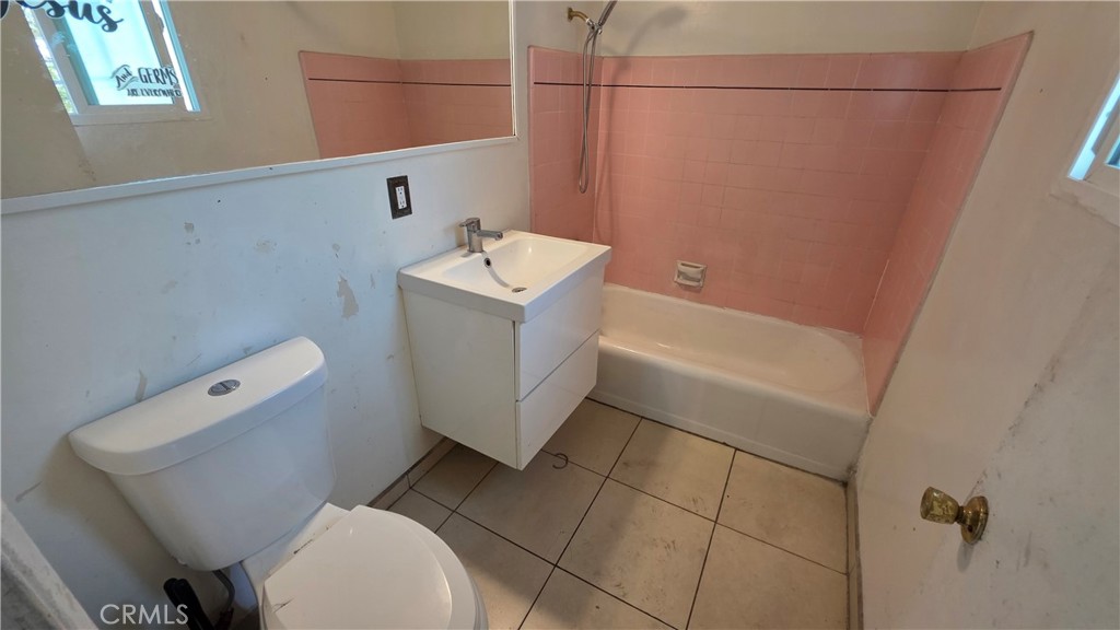 1139 E 67th Street Property Photo 7