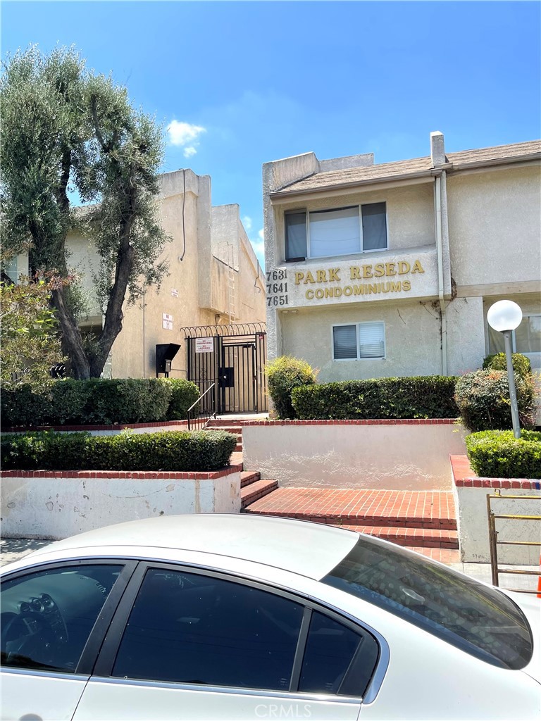 7651 Reseda Blv 5t Property Photo 18