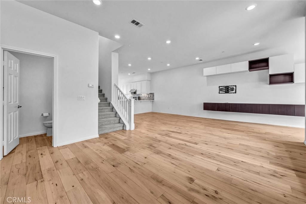 125 Neptune Property Photo 3