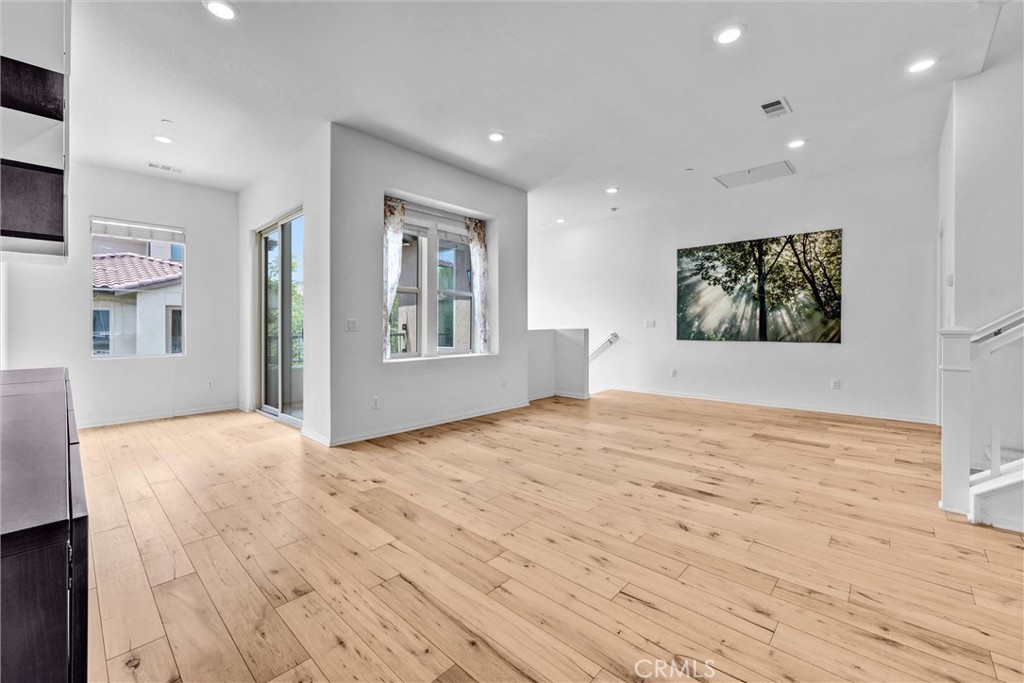 125 Neptune Property Photo 4