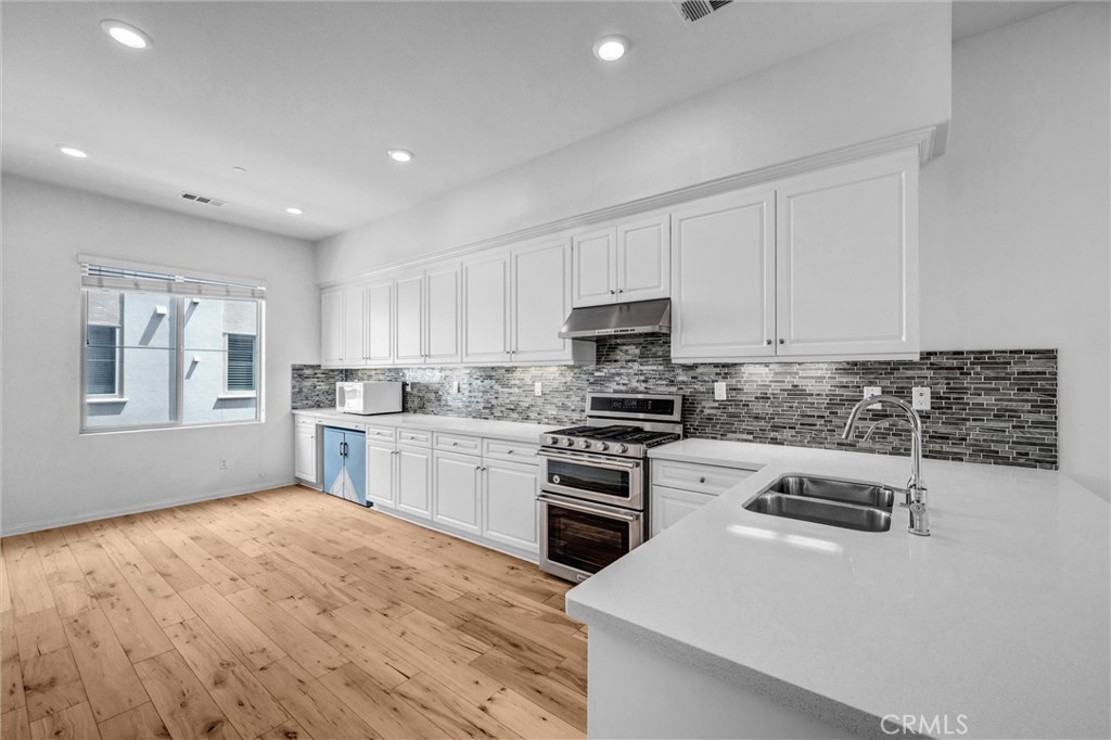 125 Neptune Property Photo 12
