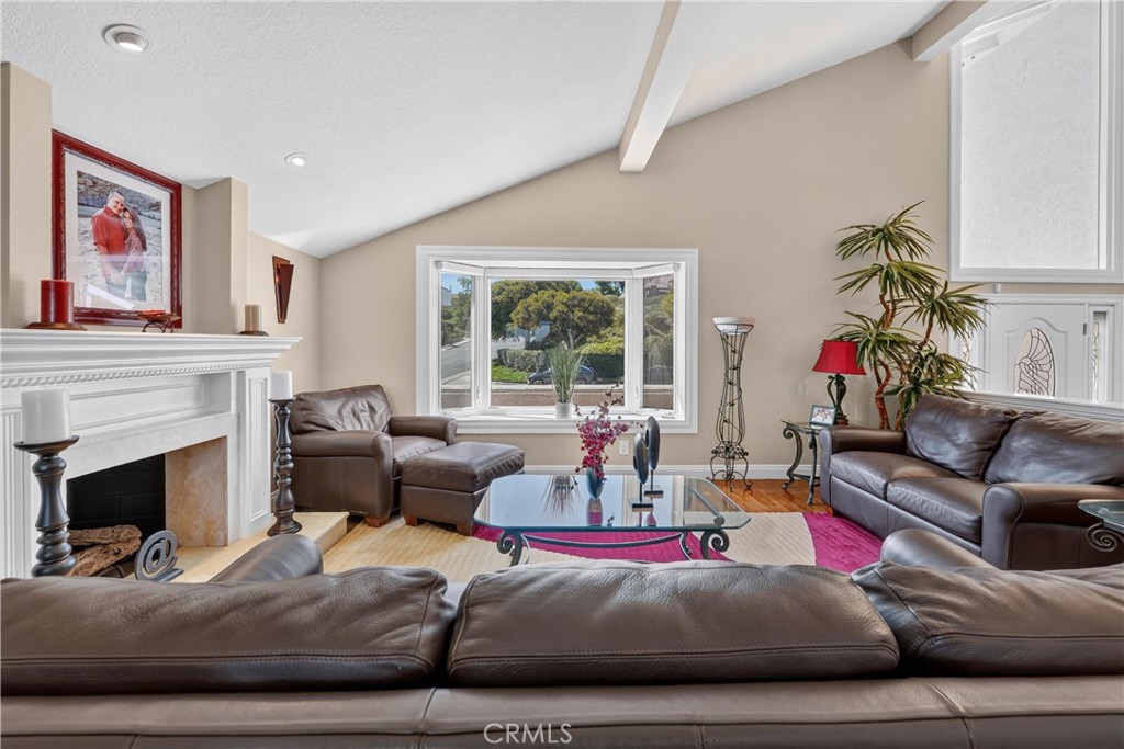 22852 Buendia Property Photo 5