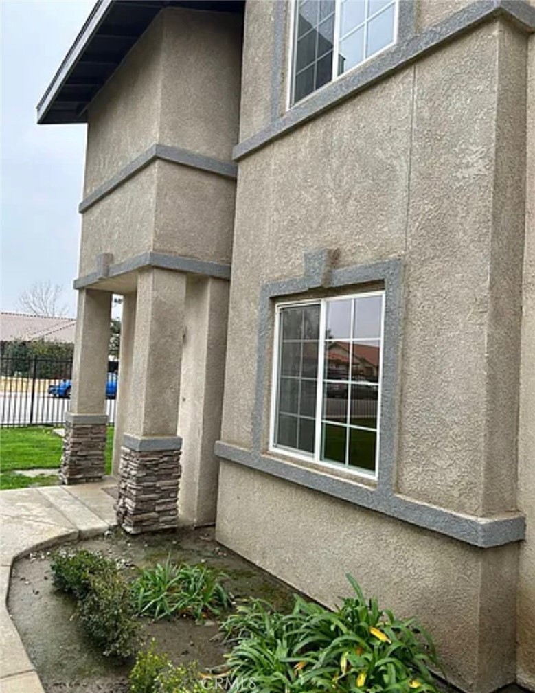 600 Hosking Property Photo 1