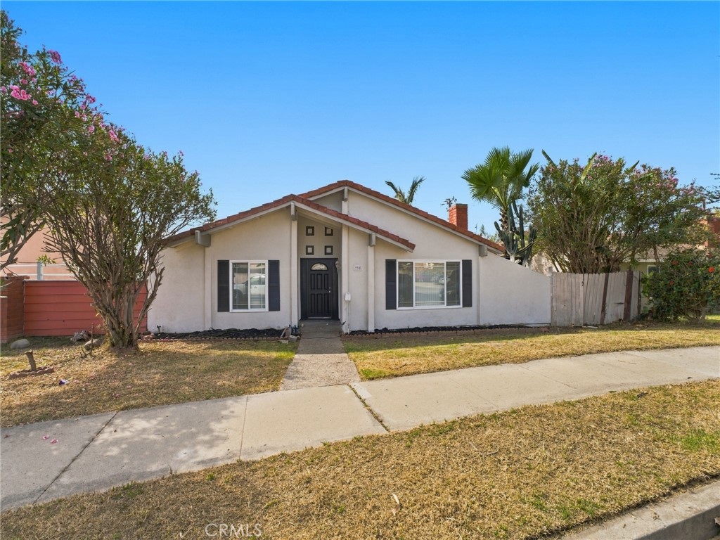 330 W Devonshire Drive Property Photo 2