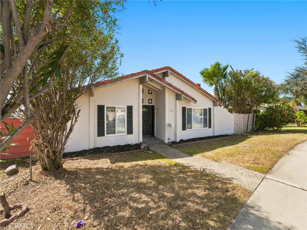 330 W Devonshire Drive Property Photo 3