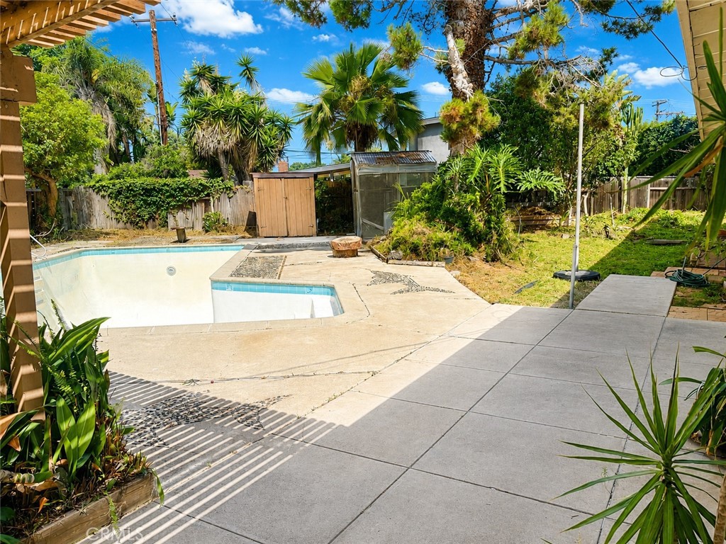 2239 Catherine Property Photo 4