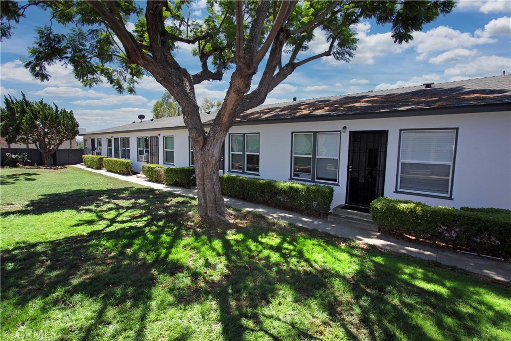 3245 E Wilton Property Photo 4