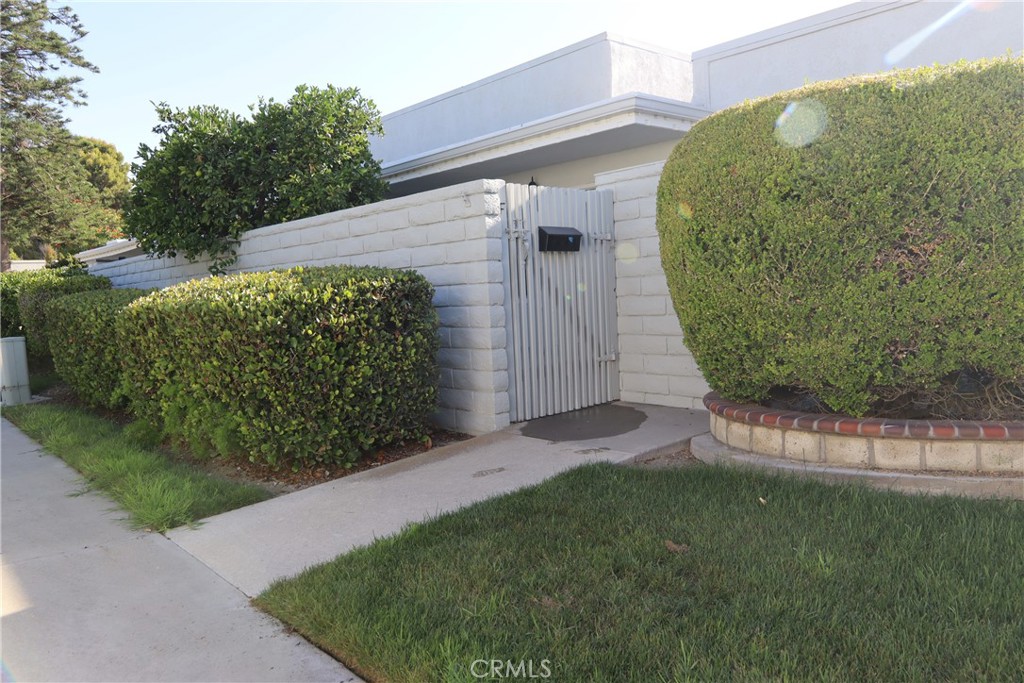 2131 Via Puerta F Property Photo 10