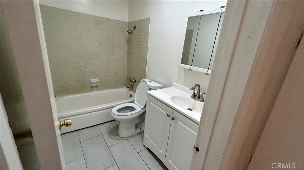 737 E 5th Property Photo 6