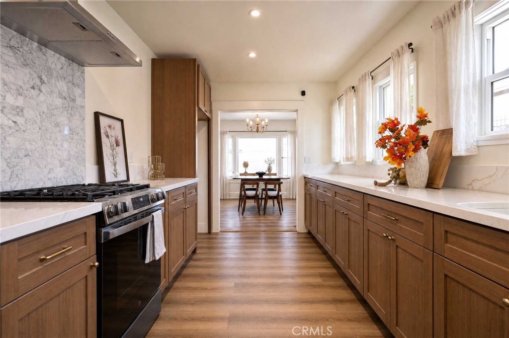5215 S Van Ness Property Photo 5
