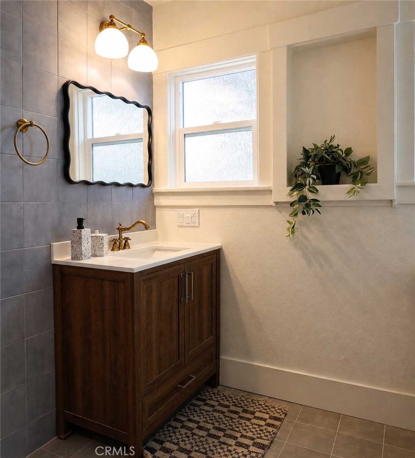 5215 S Van Ness Property Photo 14