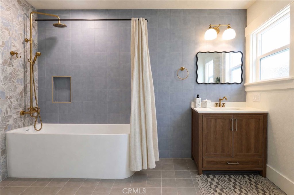 5215 S Van Ness Property Photo 15