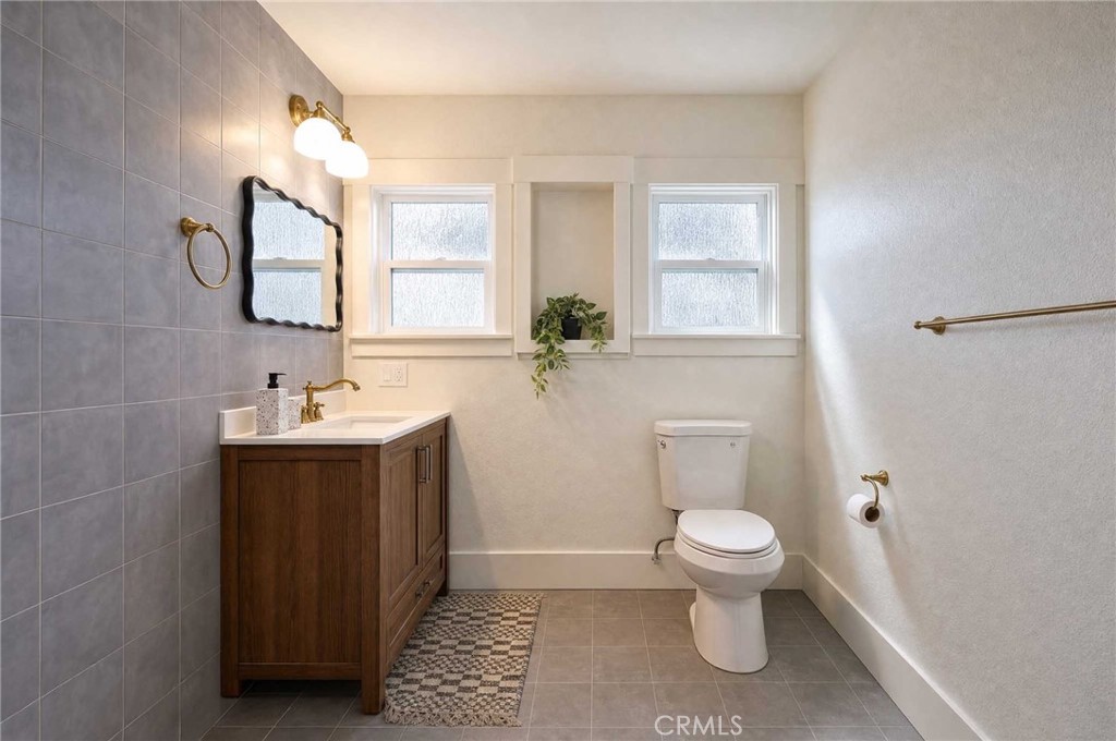 5215 S Van Ness Property Photo 16