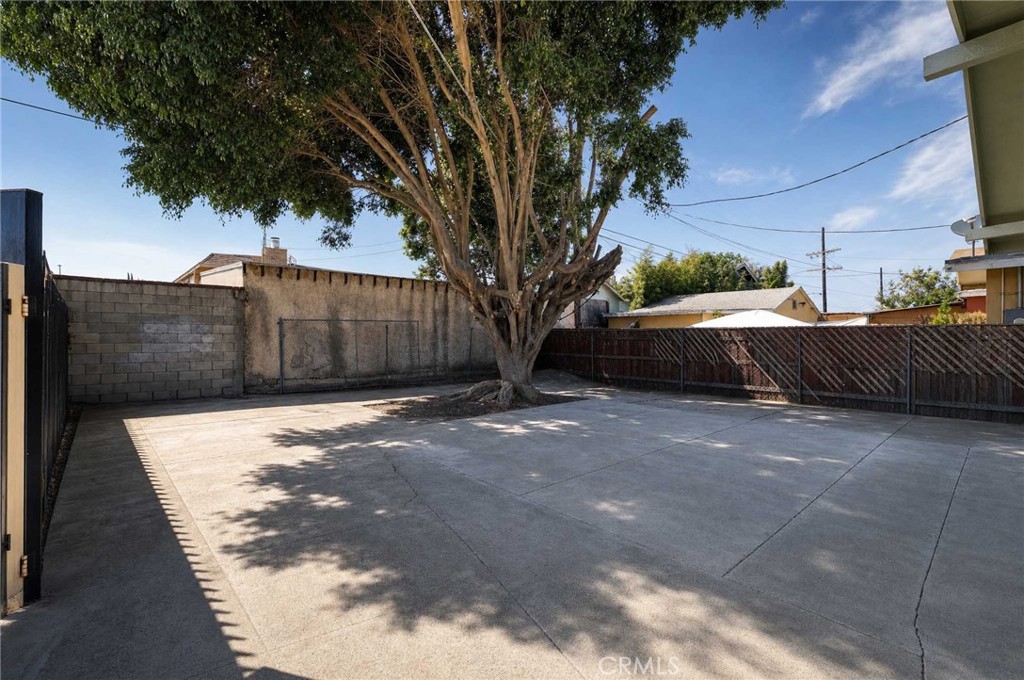5215 S Van Ness Property Photo 25