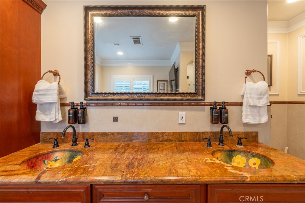 1861 W Chalet Property Photo 24