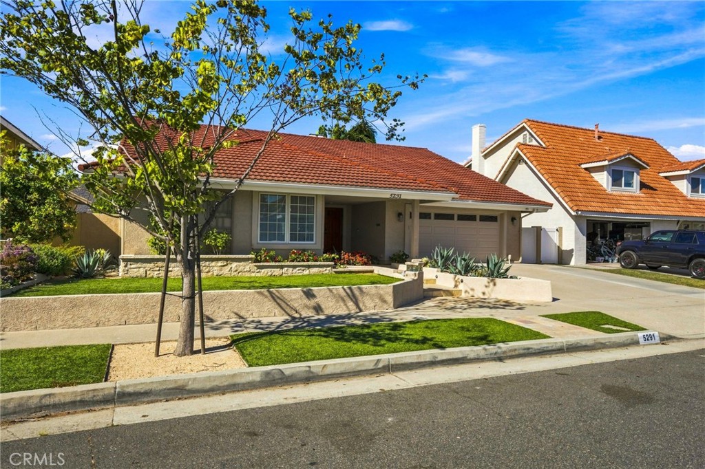 5291 Kenilworth Property Photo 3