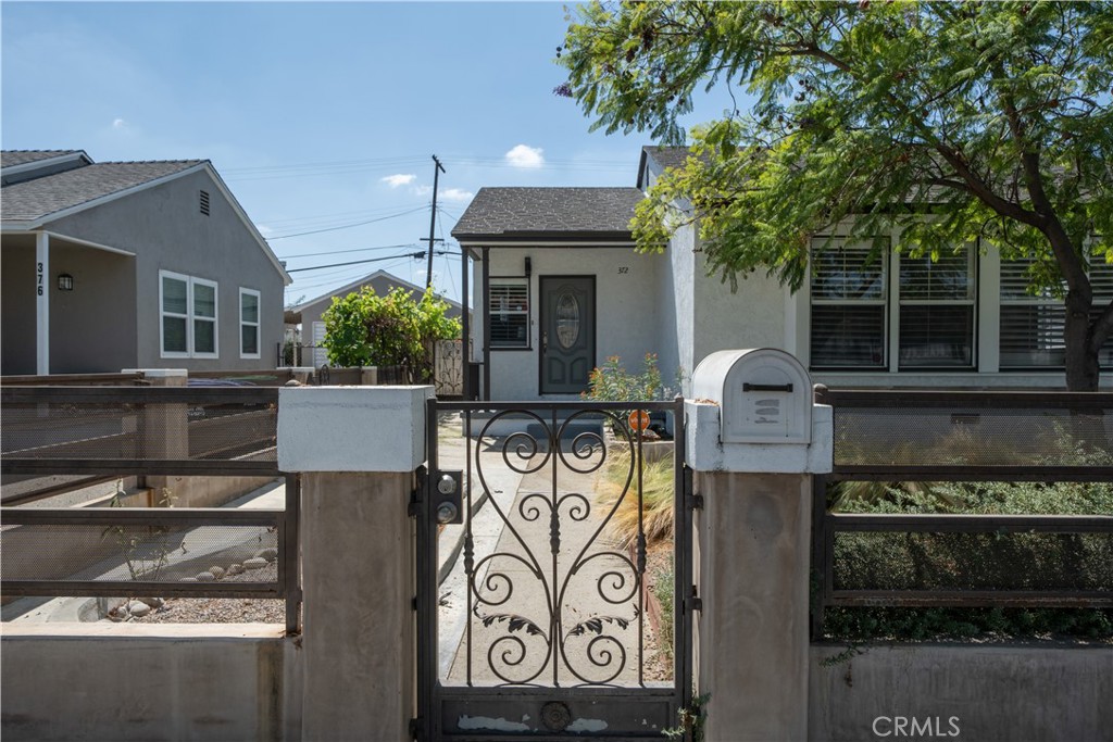 372 E Floral Property Photo 1