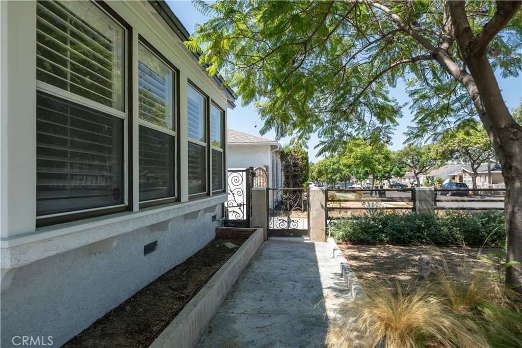 372 E Floral Property Photo 28