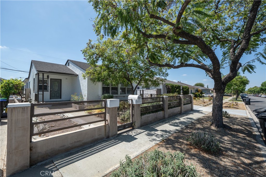 372 E Floral Property Photo 29