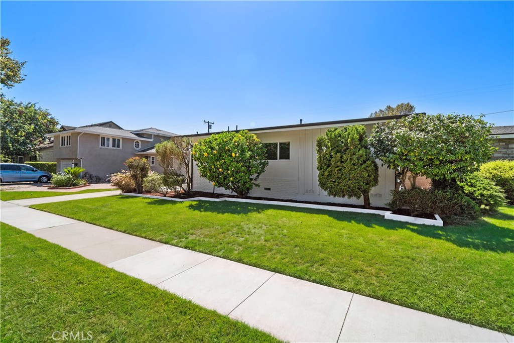 2929 N Studebaker Property Photo 1