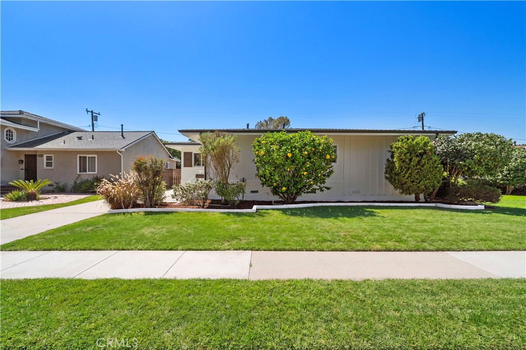 2929 N Studebaker Property Photo 2