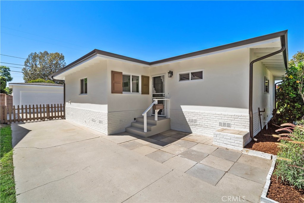 2929 N Studebaker Property Photo 3