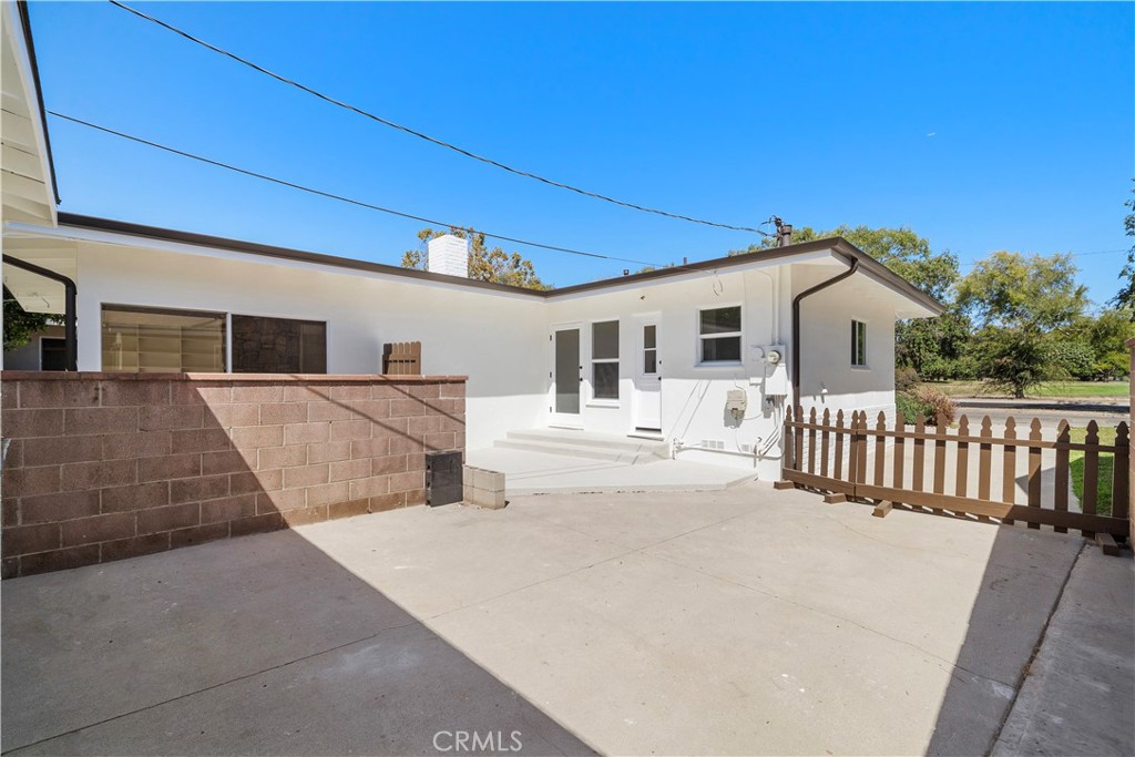 2929 N Studebaker Property Photo 4