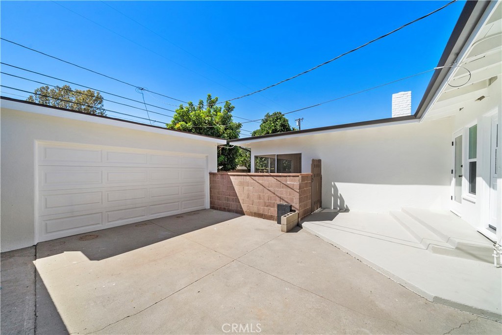 2929 N Studebaker Property Photo 5
