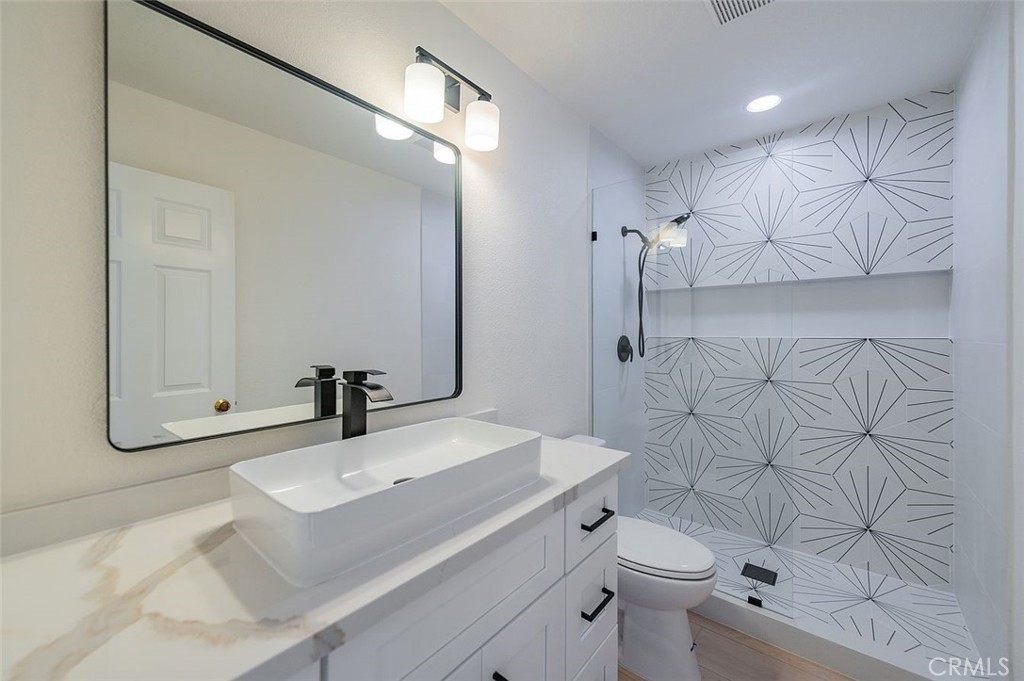 15 Harborcrest Property Photo 1