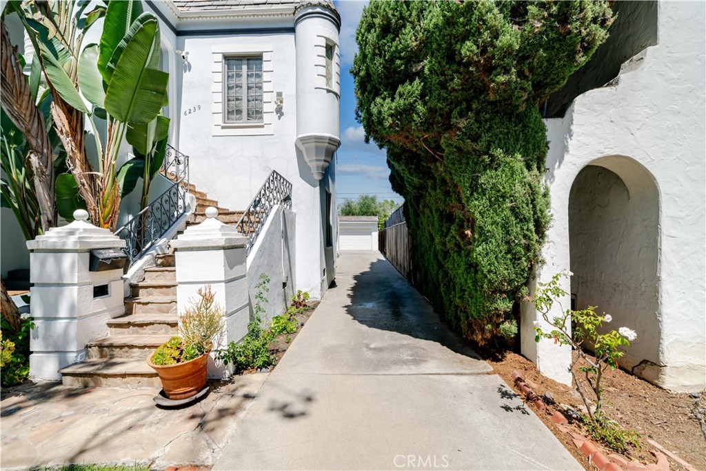 6237 And 6239 W 6th Street Property Photo 4