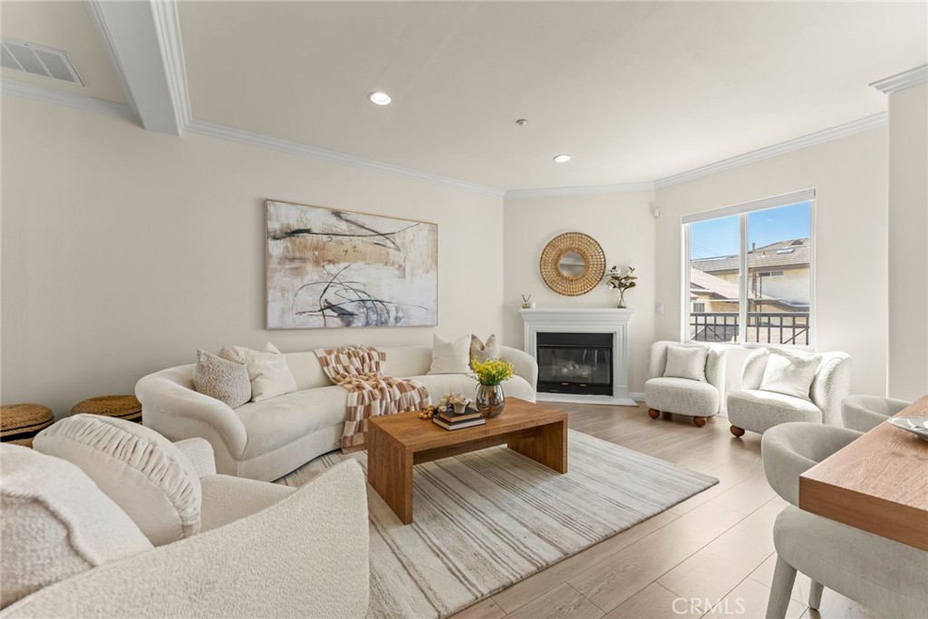 1927 Strathmore Avenue B Property Photo 1