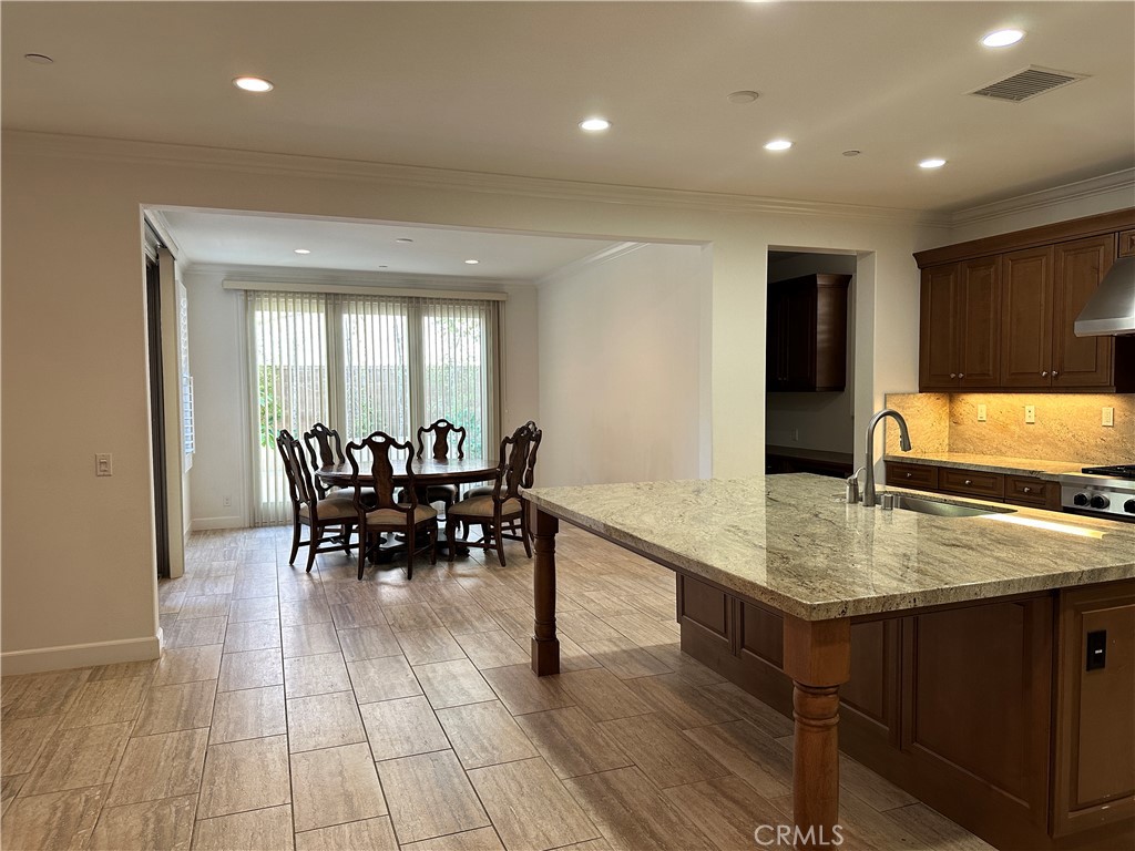 75 Cortland Property Photo 8
