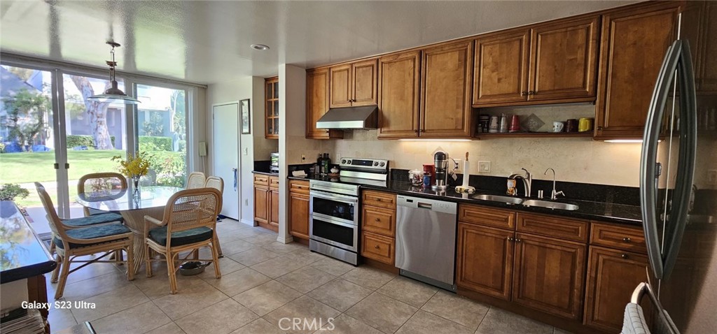 16433 Wimbledon Property Photo 3